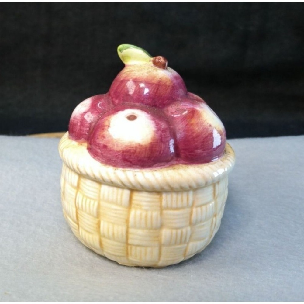 Susan Winget Ceramic Apple Basket Shaker - Hand Painted Salt Pepper 8 oz - Picture 3 of 6